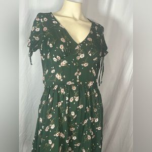 Inspired Hearts Brand size medium. Green w flowers great for summer